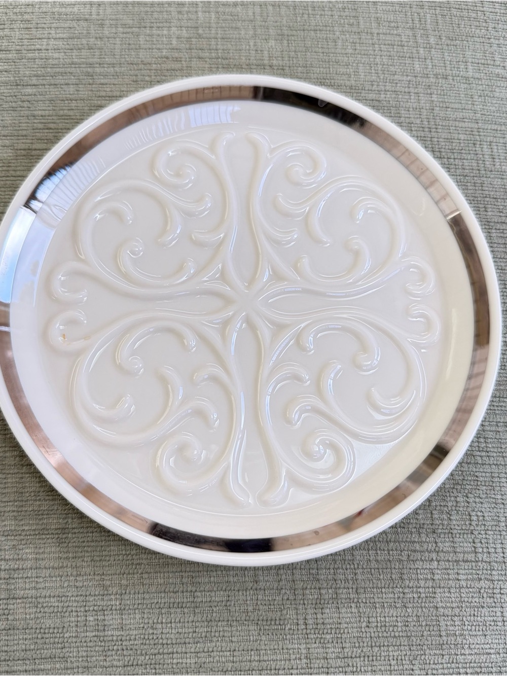 LENOX SEVILLE COLLECTION
WINE BOTTLE COASTER
CREAM W/ SILVERTONE TRIM 6 1/4"